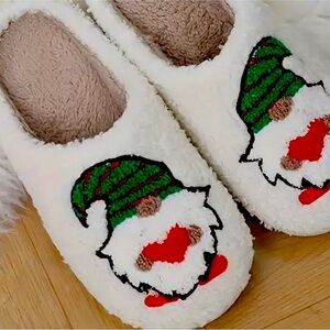 CARTOON PRINT SLIP ON HOUSE SLIPPERS NWT @g